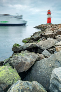 Deutschland, Mecklenburg-Vorpommern, Rostock, Hafeneinfahrt Warnemünde, Ostmole mit rotem Leuchtturm, auslaufende Fähre nach Skandinavien Deutschland, Mecklenburg-Vorpommern, Rostock, Hafeneinfahrt Warnemünde, Ostmole mit rotem Leuchtturm, auslaufende Fähre nach Skandinavien